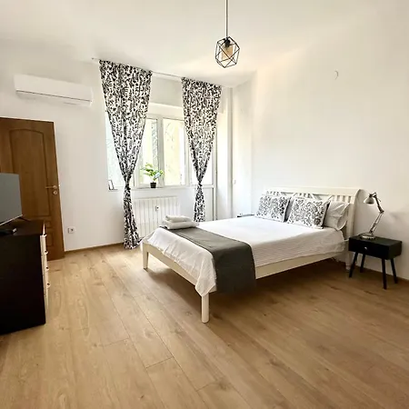 Bright, Centre, 1br , Next To Appartamento *